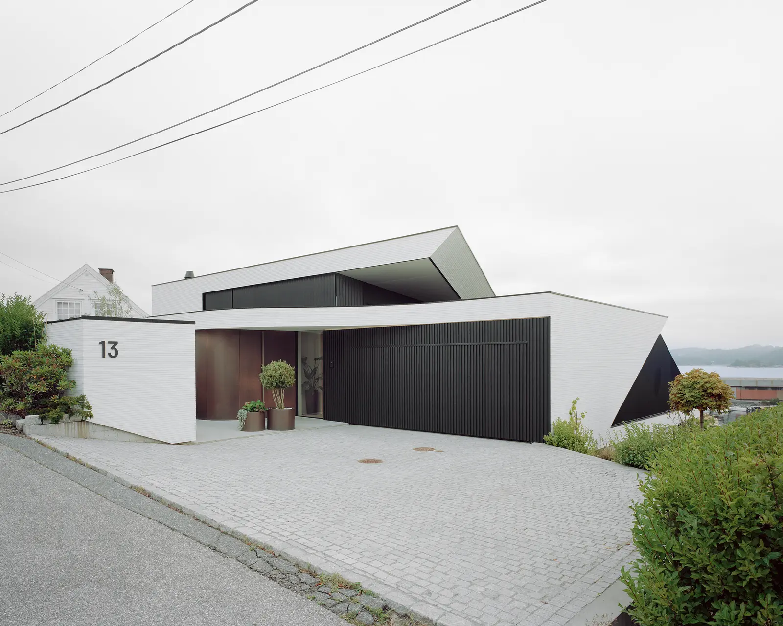 BH 13, Lillesand, Norge: Venuro pocket skyvedører, Reynaers Masterline 8 og Vitrocsa (bilde 1 av 16)