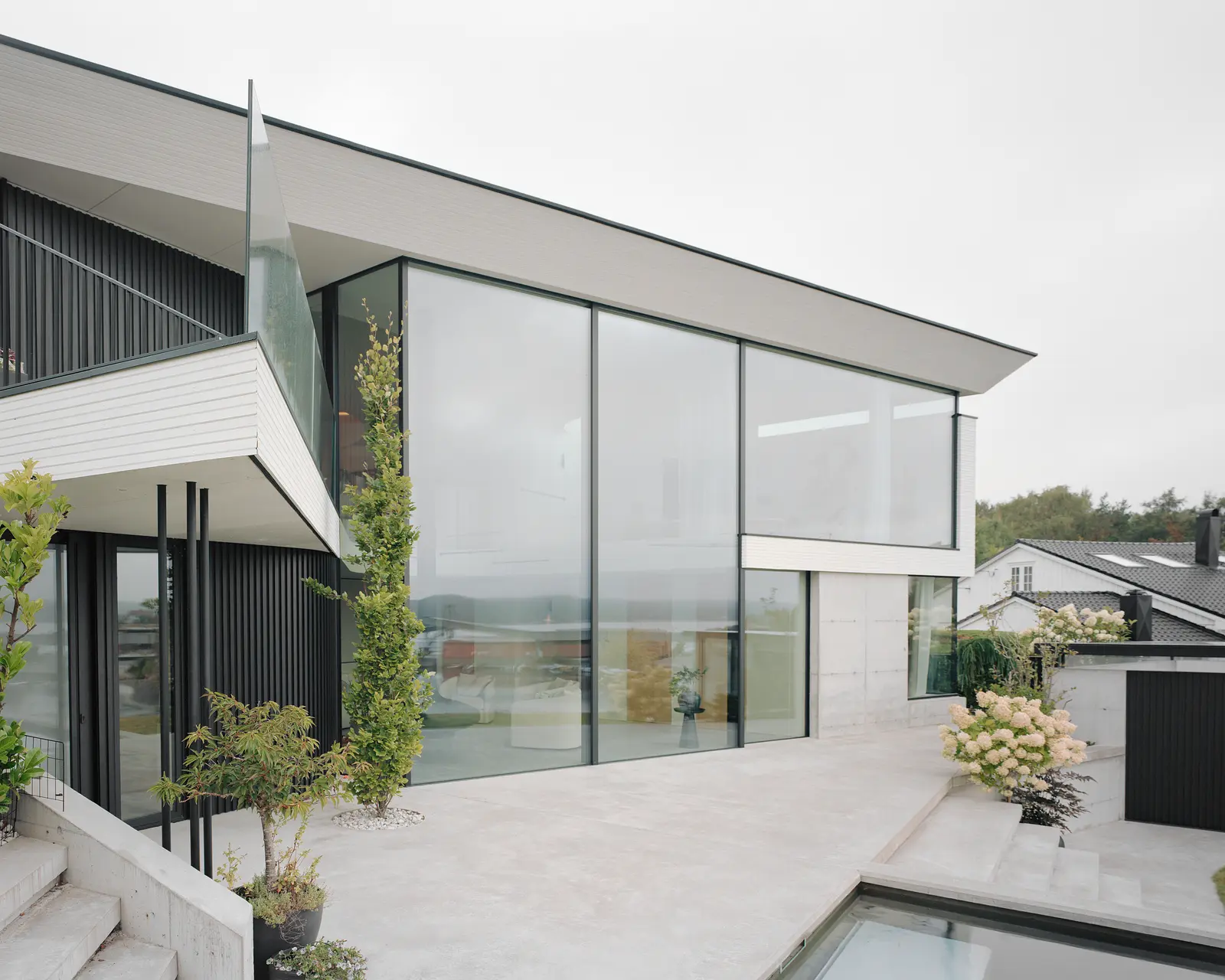BH 13, Lillesand, Norge: Venuro pocket skyvedører, Reynaers Masterline 8 og Vitrocsa (bilde 4 av 16)