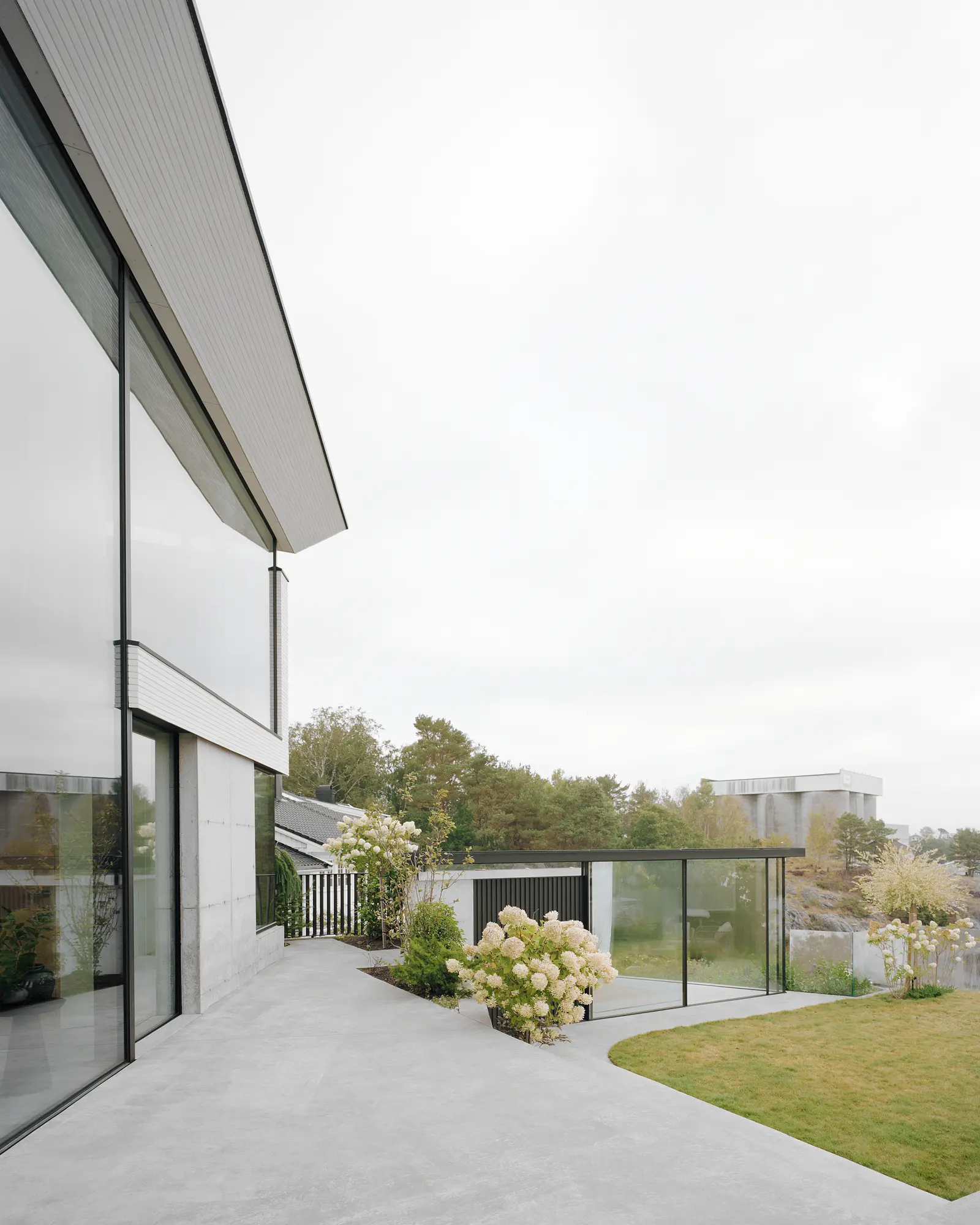 BH 13, Lillesand, Norge: Venuro pocket skyvedører, Reynaers Masterline 8 og Vitrocsa (bilde 5 av 16)