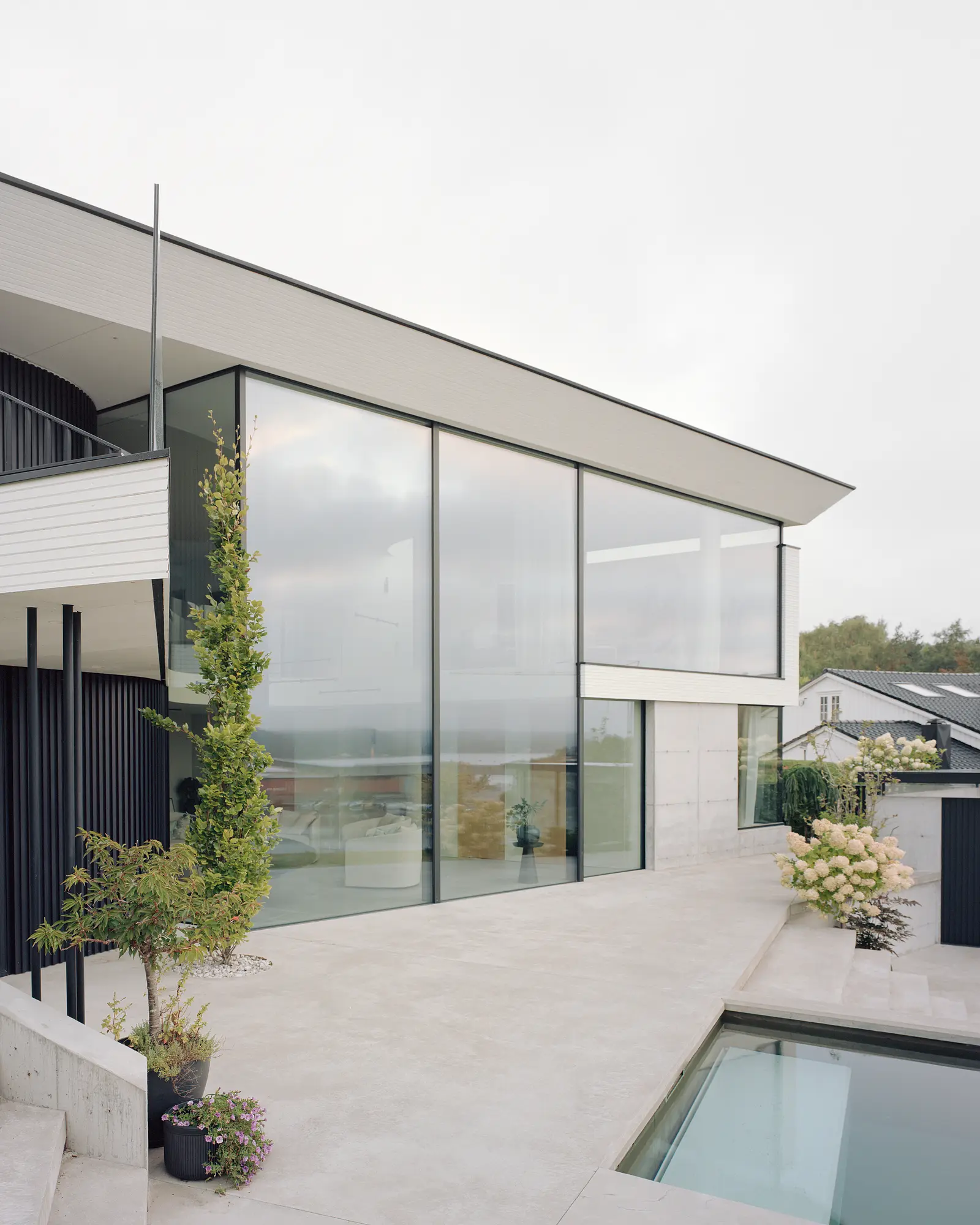 BH 13, Lillesand, Norge: Venuro pocket skyvedører, Reynaers Masterline 8 og Vitrocsa (bilde 6 av 16)