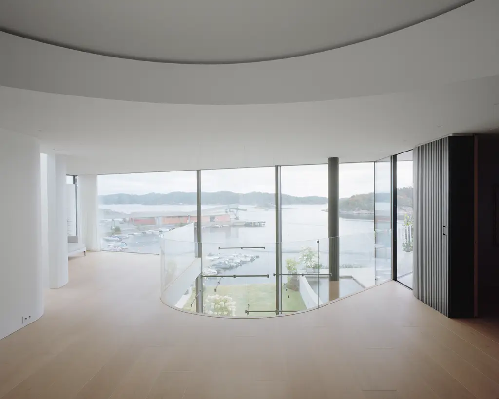 BH 13, Lillesand, Norge: Venuro pocket skyvedører, Reynaers Masterline 8 og Vitrocsa