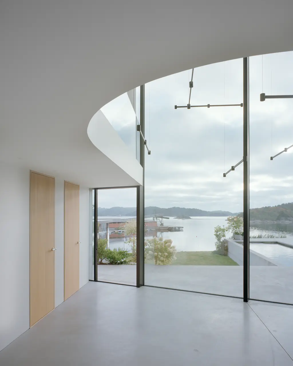 BH 13, Lillesand, Norge: Venuro pocket skyvedører, Reynaers Masterline 8 og Vitrocsa