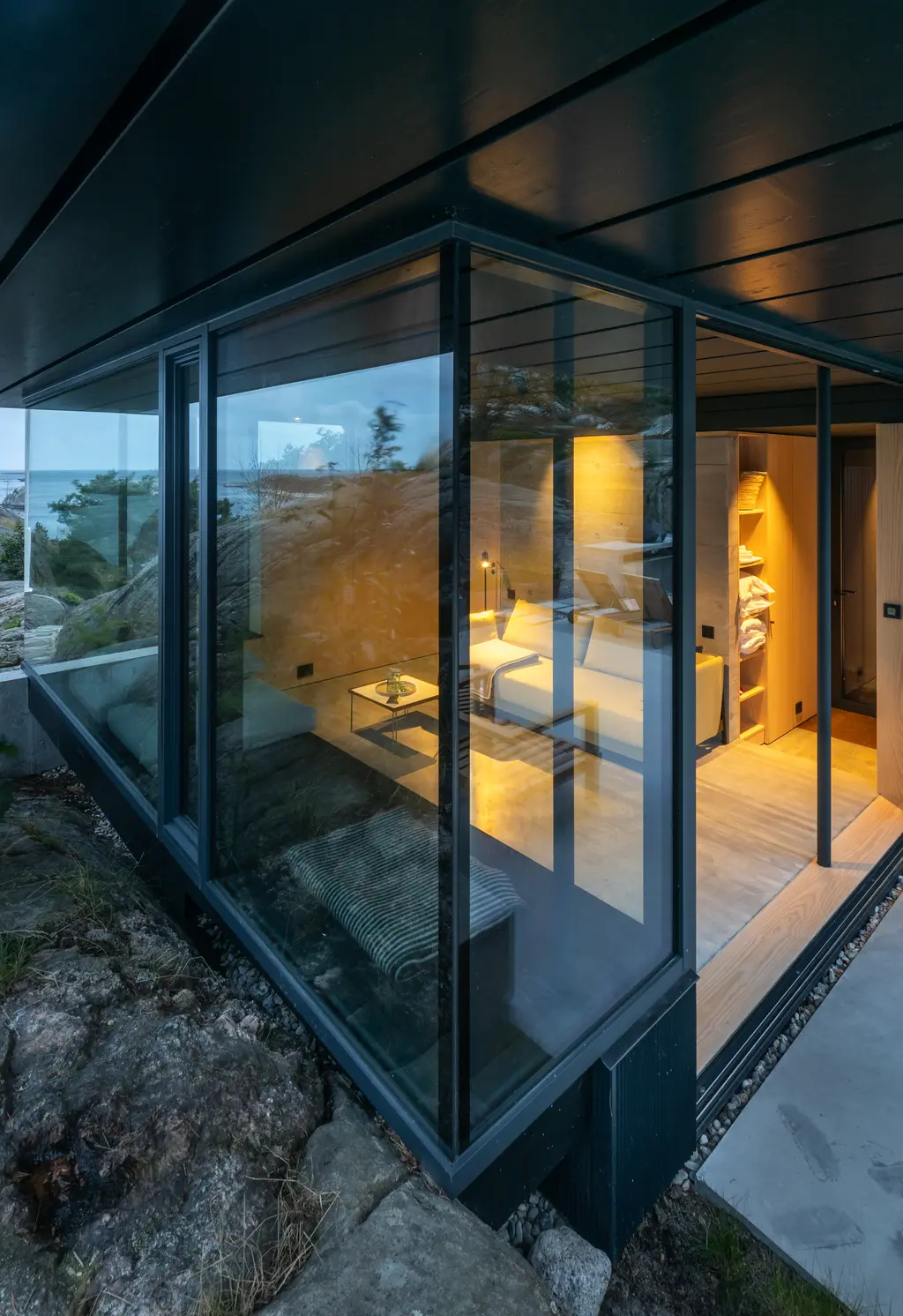 Furøya, Lillesand · limt glasshjørne, uten profil i hjørnet