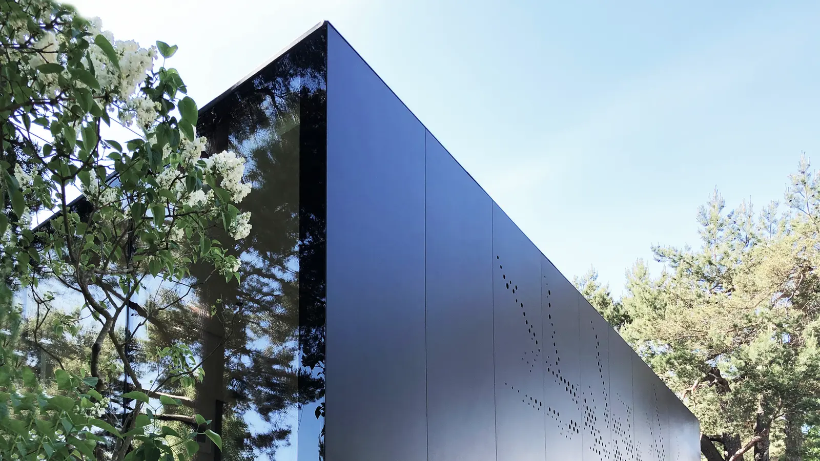 L15, Lillesand, Norge — Reynaers Hi-Finity og CW 50 med step glass