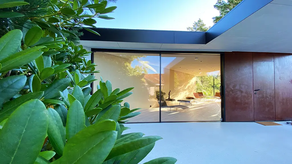 L15, Lillesand, Norge — Reynaers Hi-Finity og CW 50 med step glass (bilde 3 av 7)